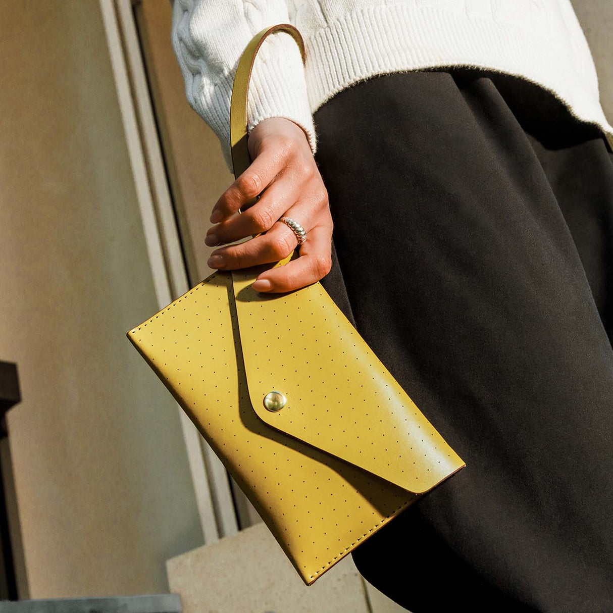 Clutch in yellow leather